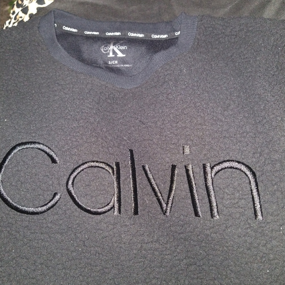 Calvin Klein Sweatshirt Warm & Cozy Sz Small Perfect for Cozy Fall '26 🍂🐾